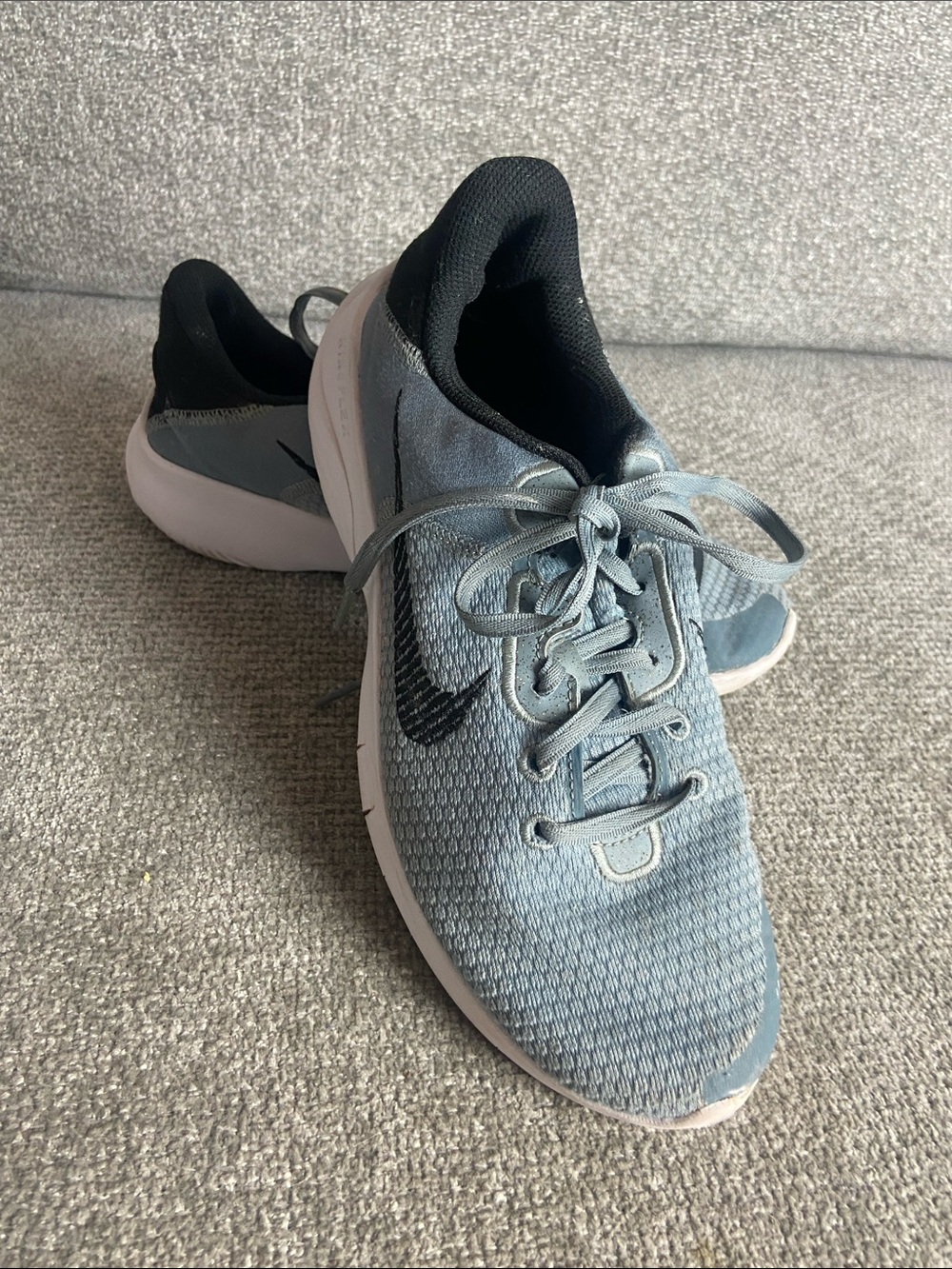 Nike Men’s Light Gray and Black Training Sneakers size 8